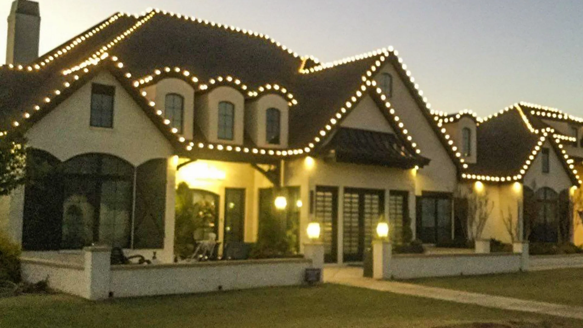 White vs Colored Christmas Lights - Which Is Better for Holiday Lighting?